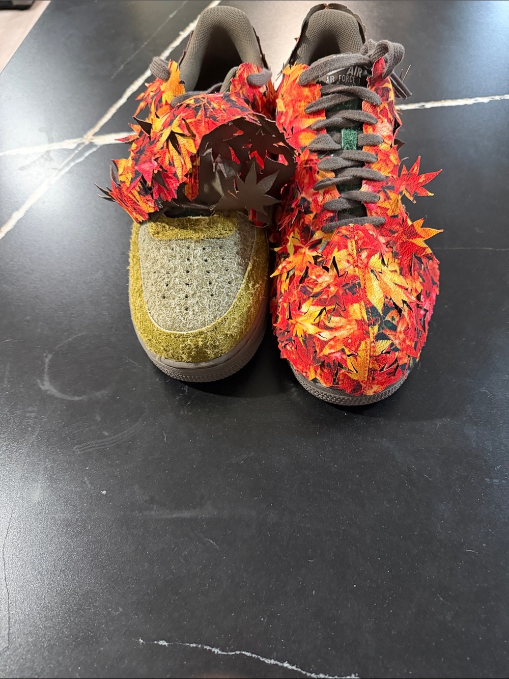 Nike sneakers with red, orange and yellow leaf appliqués - Picture 4 of 5